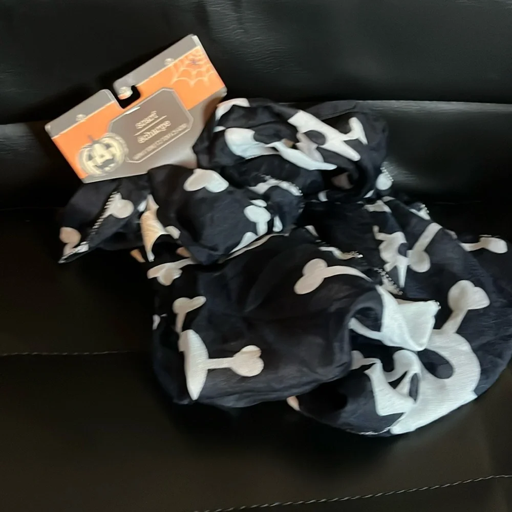 NWT Skull Scarf